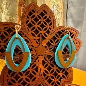 Gold & turquoise colored dangle earrings